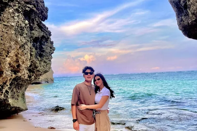  Potret kemesraan Nabila Maharani dan sang suami Tri Suaka saat honeymoon di pulau Bali (Instagram @nabilamw)