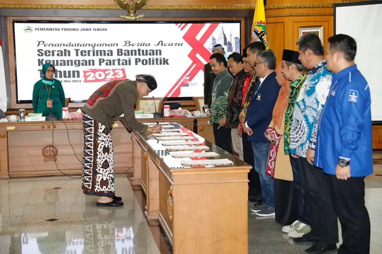 Gubernur Jateng Ganjar Pranowo saat menandatangi bantuan keuangan kepada 9 partai politik.  (Humas Jateng)