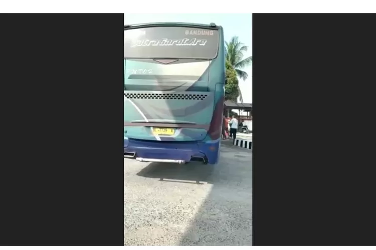 Bus AKAP maut yang tabrak petugas SPBU di Indralaya Ogan Ilir, Sumsel. Sopir dan busnya kini diamankan di Mapolres Ogan Ilir.   (tangkapan layar @maklumatnews.com)