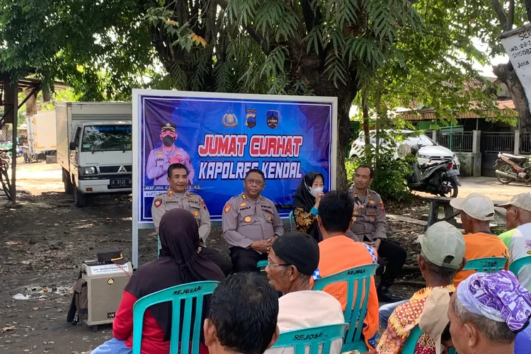 Warga dan pedagang sekitar Pasar Cangkring Desa Rejosari Brangsong ikut dalam Jumat curhat polres Kendal.  (Edi Prayitno/ kontributor Kendal)