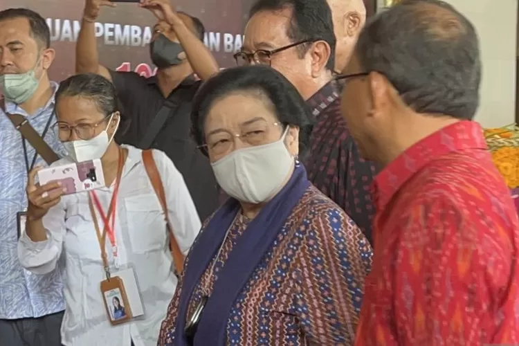 Presiden kelima Republik Indonesia Megawati Soekarnoputri ketika tiba untuk menjadi pembicara kunci dalam seminar bertajuk "Haluan Pembangunan Bali Masa Depan, 100 Tahun Bali Era Baru" di Badung, Bali, Jumat (5/5/2023).  (ANTARA/Putu Indah Savitri )