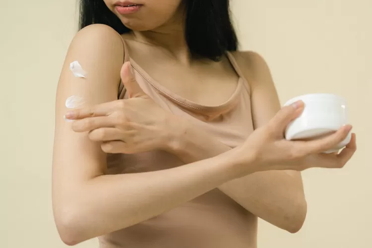 Ilustrasi Penggunaan Body Serum dan Body Lotion pada kulit tubuh (SHVETS Production by Pexels)