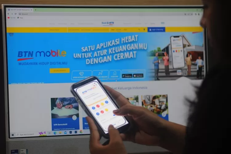 Seorang nasabah bertransaksi menggunakan aplikasi BTN Mobile.