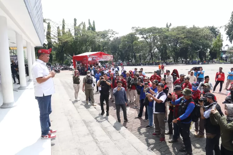 Plt Wali Kota Bekasi Tri Adhianto saat puncak peringatan Hari Buruh Internasional, Sabtu 6 Mei 2023. (Humas Pemkot Bekasi)