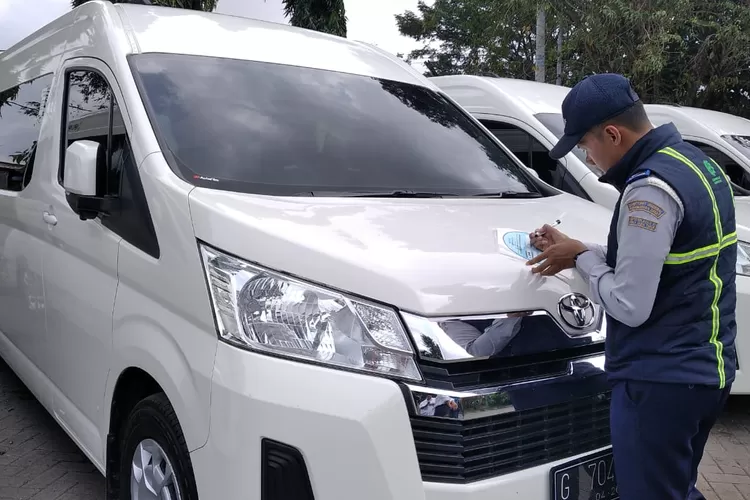 petugas sedang memeriksa kendaraan minibus untuk KTT ASEAN
