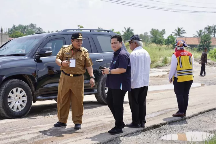  Moment Erick Thohir- Basuki Mendampingi Presiden Jokowi Meninjau Jalan di Lampung (Twitter/erickthohir)