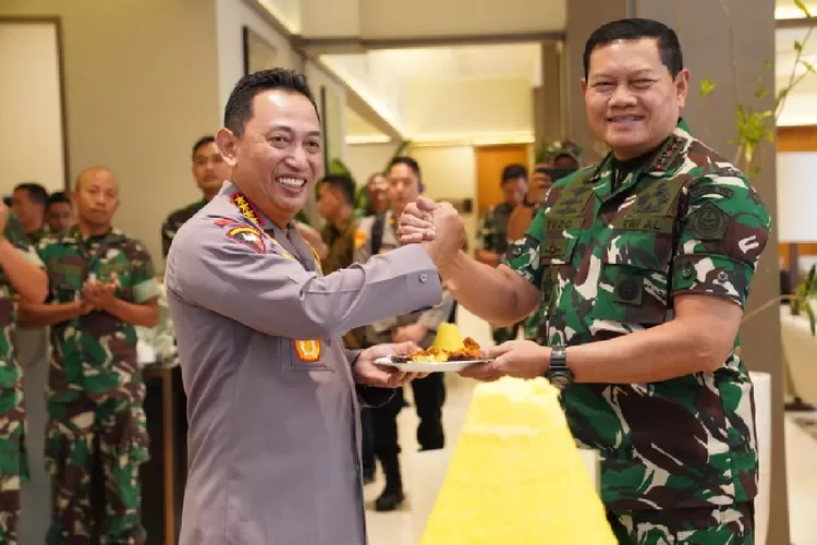 Panglima TNI Laksamana TNI Yudo Margono memberikan surprise kepada Kapolri Jenderal Pol Listyo Sigit Prabowo di hari ulang tahunnya yang ke 54, bertempat di Lanud Halim Perdanakusuma, Jakarta Timur, Jumat (5/5/2023). Foto: Puspen TNI