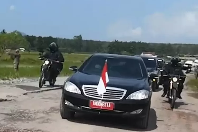 Presiden Jokowi melakukan kunjungan kerja ke Provinsi Lampung, saat melintasi jalanan rusak ada momen ketika mobil Kepresidenan terhenti karena terjebak jalan berlubang.. Melintasi