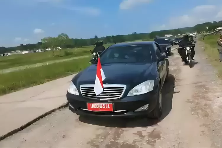 Intip Spesifikasi dan Harga Mercedes-Benz S600 Guard, Mobil Mewah Jokowi Saat Offroad di Jalanan Lampung (Twitter @Paltiwest)