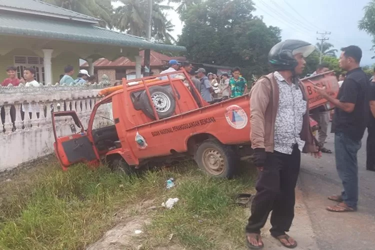 Mobil milik BPBD Paluta Nabrak Tembok Pagar Rumah Usai Tabrakan Dengan Sepeda Motor (Realitasonline/ASR)