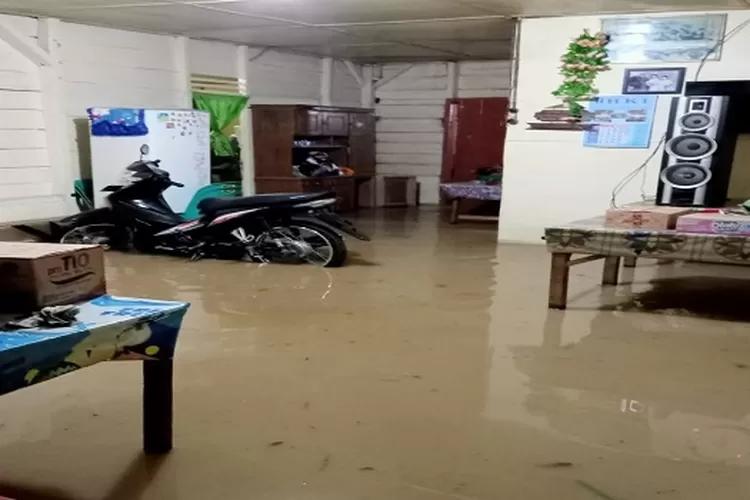 Salah Satu Rumah Warga Digenangi Luapan Air Sungai Sibuni-buni (Realitasonline/Marudut)