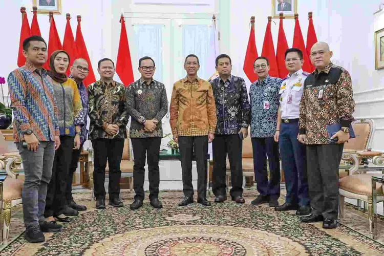 Pj Gubernur DKI Jakarta  Heru Budi  Hartono menerima Wali Kota Bogor  Bima Arya Sugiarto membahas  kerja sama  transportasi untuk memudahkan mobilitas  masyarakat ke Jakarta.