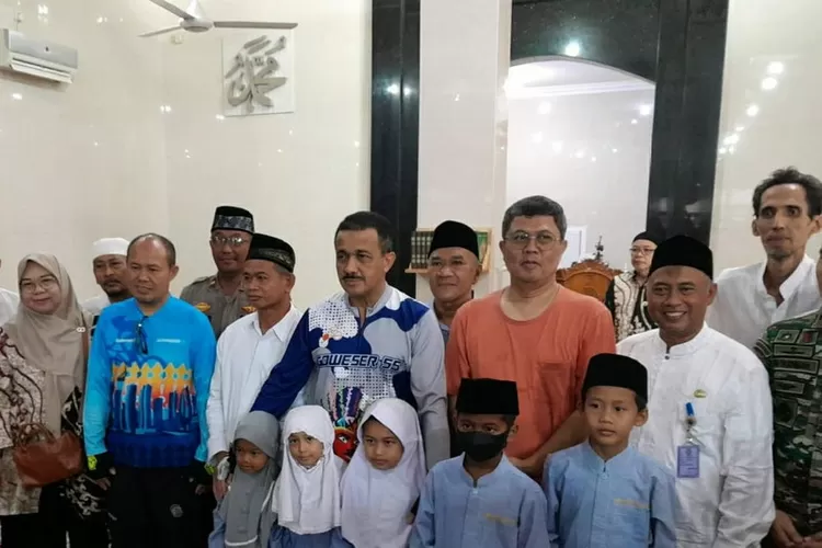 Walikota Jakarta Timur Muhammad Anwar saat menyantuni anak yatim Palmeriam. Foto:  Istimewa