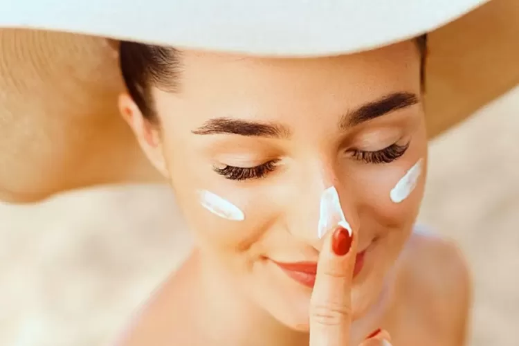 Ilustrasi 7 kesalahan menggunakan sunscreen. (Beauty Haul)