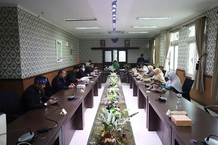 Pimpinan dan Anggota, di Ruang Rapat Bapemperda, Kemarin ini Ridwan/Humpro DPRD Kota Bandung.