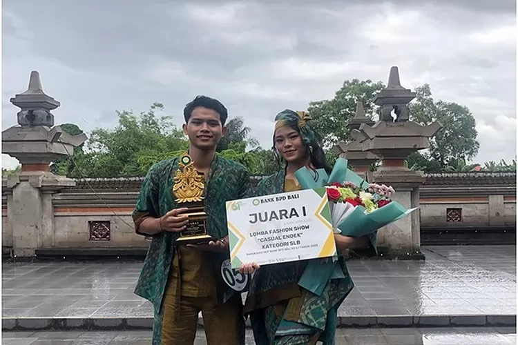 Potret Cecilia Astrid dan Putu Surya Wardana dari SLBN 1 Badung saat menjadi pemenang dalam lomba Fashion Show (Foto: Gorajuara/dok: Dr. Drs. I Nyoman Tingkat, M.Hum.)