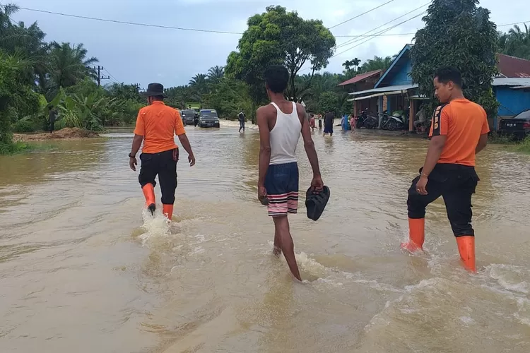 Luapan Sungai Batang Anggang, Palembayan, Agam tutupi akses jalan nasional di lokasi tersebut (dok. BPBD Agam)