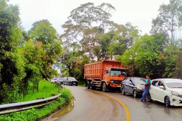 Jalan Nasional di Kayu Jao Solok Macet Total dari Kedua Arah Akibat Pohon Tumbang (Harian Haluan )