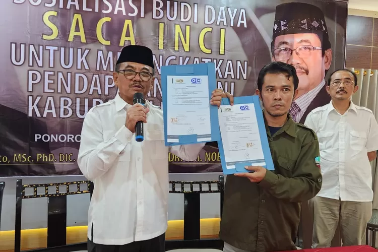 Para peneliti dari Universal Institute Profesional Management mengajak para petani di Kabupaten Pacitan untuk menanam Sacha Inchi.  (Anas/Klikaktual.com)
