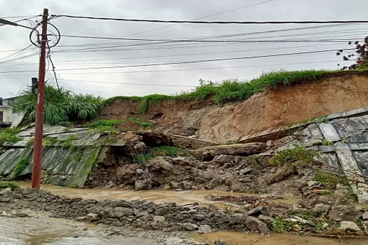 Tembok Penahan Tanah RSU Tarutung Amblas Akibat Sungai Sibuni-buni Meluap   (Realitasonline/Marudut)