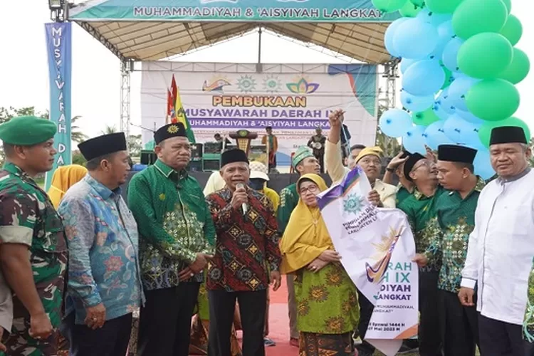  Plt Bupati Langkat bersama PWM dan Aisyiyah menyaksikan melepas balon tanda pembukaan Musda (Realitasonline/AA)