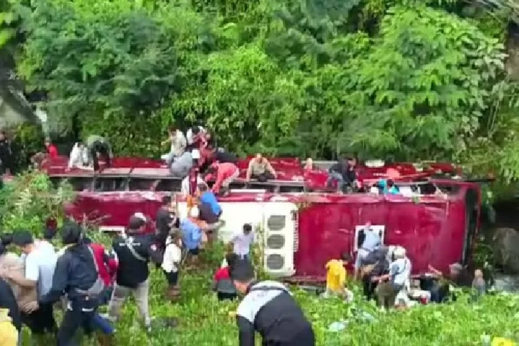 Bus Pariwisata Warga Tangsel Terjun Ke Sungai Di Guci, Puluhan Orang ...