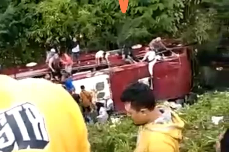 Bus masuk sungai di kawasan wisata Guci, Tegal, jawa Tengah.Satu penumpang tewas, 32 lainnya luka-luka. (tangkapan layar  whatsapp)