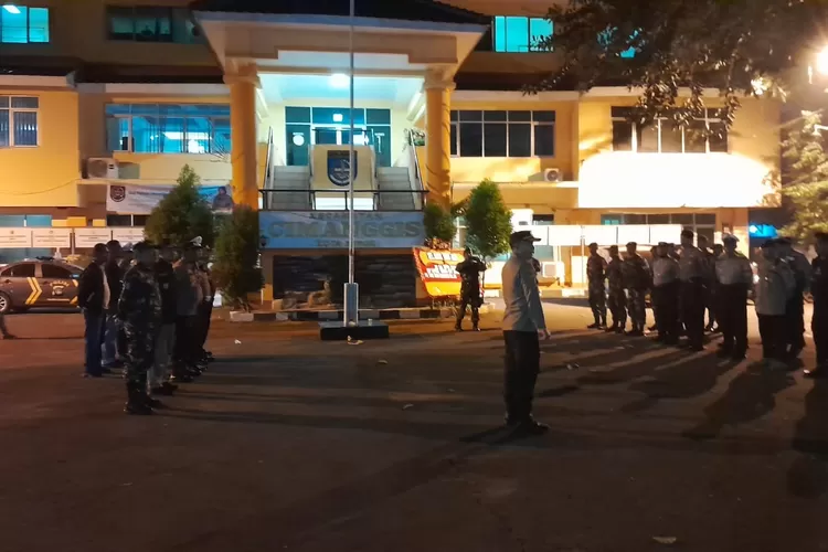 SIGAP : Apel sebelum melakukan patroli rutin tiga pilar bersama Polsek Cimanggis dan Koramil 06/Cimanggis di halaman kantor Kecamatan Cimanggis