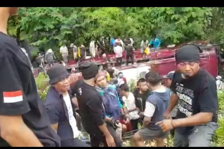 Evakuasi penumpang bus yang jatuh ke sungai di kawasan wisata Guci, Tegal, Minggu (7/5/2023)  (tangkapan layar whatsapp)