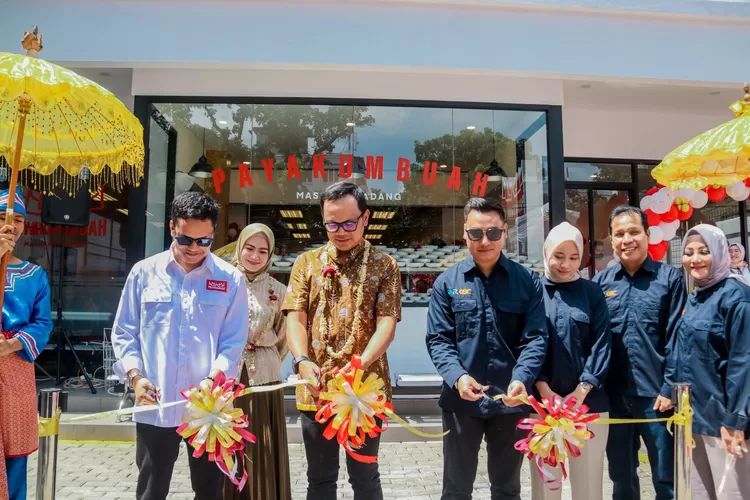 YouTuber Arief Muhammad membuka RM Padang Payakumbuah di Kota Bogor, diresmikan Wali Kota Bogor Bima Arya. (Prokompim Kota Bogor)