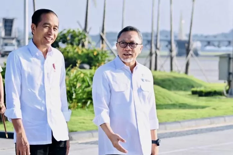 Menteri Perdagangan (Mendag) Zulkifli Hasan (Zulhas) mendampingi Presiden RI Joko Widodo  di Lampung Tengah - Foto: Tangkap Layar @zul.hasan