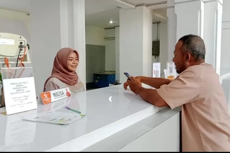Karyawan Kantor&nbsp;Cabang Utama&nbsp;Pos&nbsp;Pekalongan memberikan layanan kepada pengunjung.  (Dok)