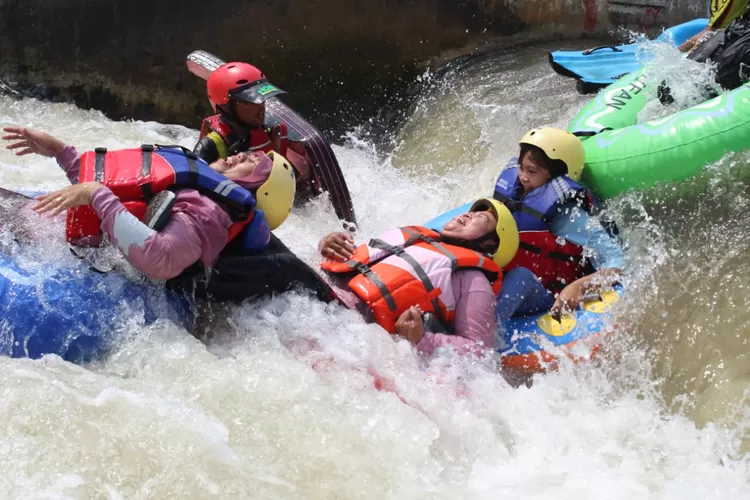 Ibu-ibu dasa wisma PKK Perum Pesona Griya RT 04 RW 10 Kelurahan Kauman, Kecamatan/Kabupaten Batang saat akan mengikuti river tubing secara gratis di Desa Wisata (Deswita) Pandansari Kecamatan Warungasem (Muslihun kontributor Batang)
