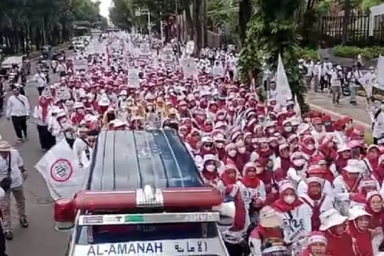 Aksi damai nasional ribuan nakes di kawasan Patung Kuda Monas