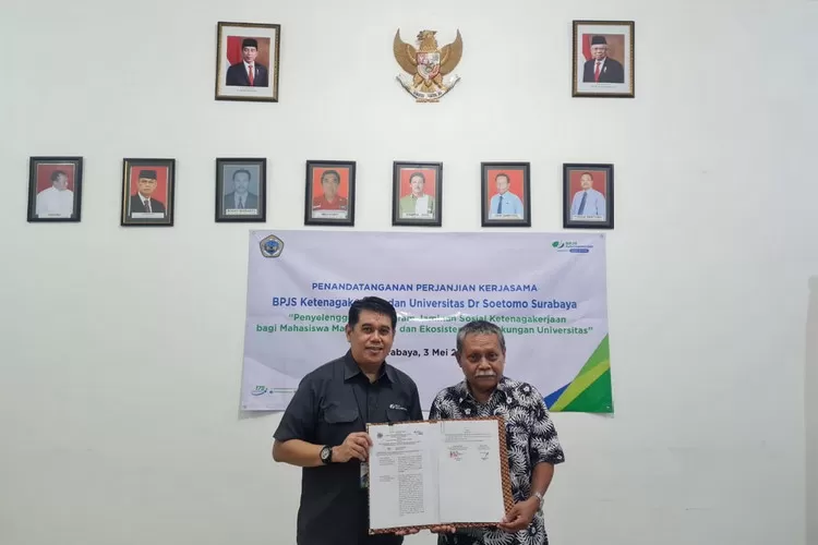 Kepala BPJAMSOSTEK Surabaya Darmo, Imron Fatoni (kiri) usai penandatanganan kerja sama