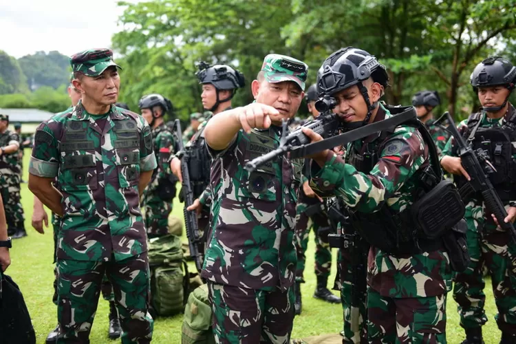 Kasad Jenderal TNI Dudung meninjau kesiapan operasi Yonif Para Raider 433 Julu Siri yang berada di bawah naungan Divisi Infanteri 3 Kostrad, di Markas Yonif PR 433 Maros, Sulawesi Selatan, Senin (8/5/2023). Foto: Dispenad