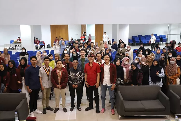 Wakil Ketua II DPRD Kota Bandung, H. Achmad   Nugraha, D.H., S.H., menjelaskan tentang target Indonesia   Emas 2045 saat jadi pemateri dalam kegiatan diskusi publik   yang diselenggarakan oleh PC Ikatan Mahasiswa Muhammadiyah   (IMM), di Universitas Muhammadiyah Bandung. (Gorajuara.com/Humpro DPRD Kota Bandung)