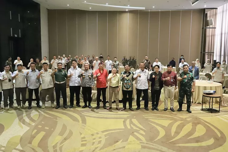 Pimpinan DPRD Kota Bandung menghadiri Rapat Koordinasi Jejaring Kerja Aparat Penegak Hukum tentang Sinergitas Pelakasanaan Penertiban oleh Satpol PP Kota Bandung, di Hotel Grandia, Bandung, Pekan lalu.