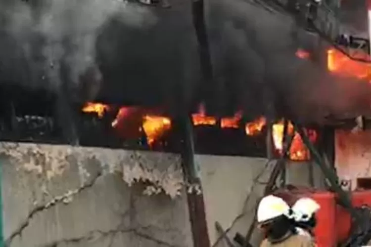 Terjadi kebakaran di Pabrik Cat Trico Paint Factory yang mengeluarkan asap hitam dari sumber api di Jakarta Utara (Instagram humasjakfire)