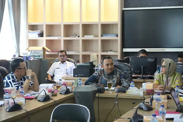 Komisi C DPRD Kota Bandung melakukan rapat kerja membahas penanganan darurat sampah bersama Dinas Lingkungan Hidup Kota Bandung, di Ruang Rapat Komisi C DPRD Kota Bandung, Pekan lalu.