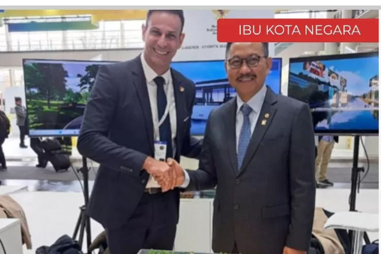 Kepala OIKN, Bambang Susantono (kanan) - President Director and CEO PT Siemens Indonesia Dr. Lamine Jendoubi berfoto bersama.