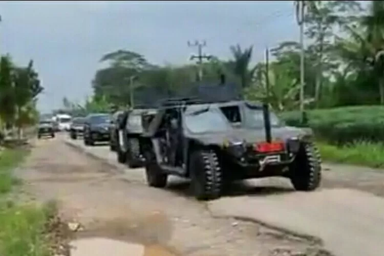 Lewati Jalan Rusak, Jokowi Jelaskan Manfaat Infrastruktur bagi Mobilitas Ekonomi. (Tsngkapan layar video WA)