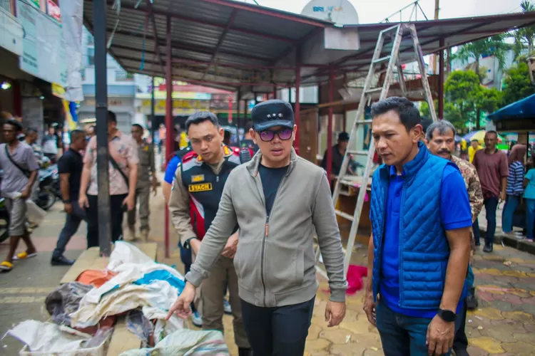 Wali Kota Bogor, Bima Arya (bertopi) meninjau lokasi Teras Surken.