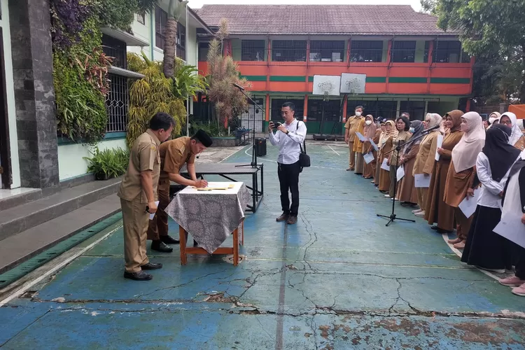 Penandatanganan Ikrar Netralitas ASN SMAN 15 Kota Bandung (GoraJuara.com/dok aksi)