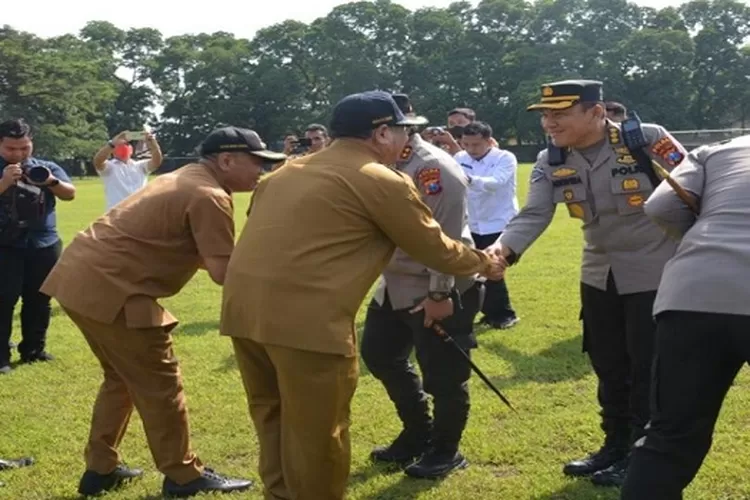 Bupati Tulungagung Drs Maryoto Birowo dan Forkopimda Menyambut Kedatangan Kapolda Jatim Irjen Pol Dr Toni Harmanto (Realitasonline/UN)
