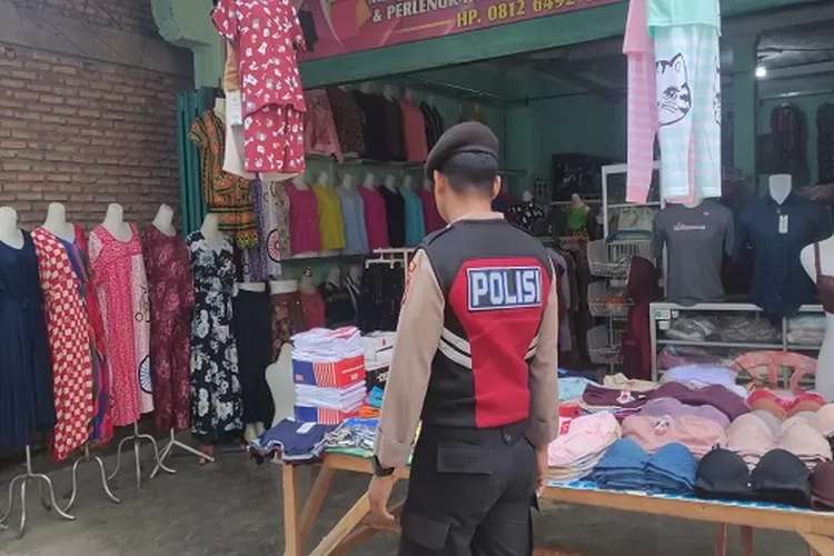 Personil Samapta Polres Batubara melakukan patroli Jalan kaki di pasar pagi Lima Puluh Batubara  (Realitasonline/H.Guntur Sinaga)