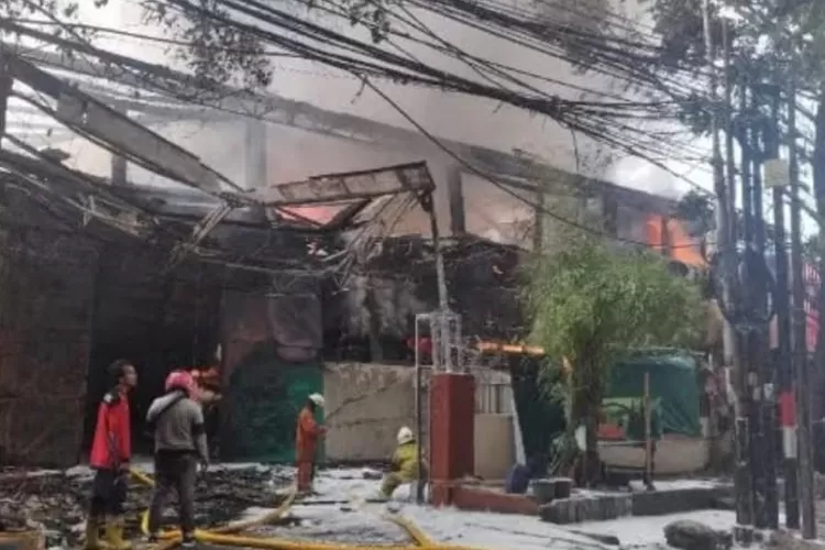  Kebakaran dahsyat pabrik cat di Penjaringan, Jakarta Utara, belum juga berhasil dipadamkan. Petugas hingga sore ini masih berjibaku memadamkan koboran api. Foto: SINDOnews/Yohannes Tobing