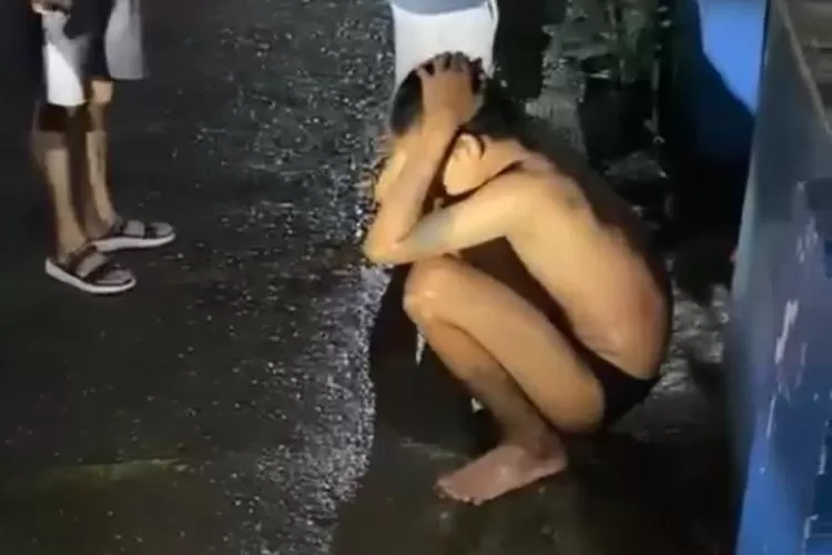 TANGKAPAN LAYAR : Seorang pemuda tertangkap basah mencuri di sebuah minimarket di kawasan Cilodong.