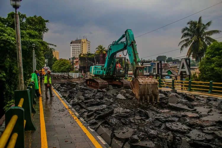 Aspal di Jembatan Otista Kota Bogor mulai dibongkar sejak ditutup pada 1 Mei 2023. (Prokompim Kota Bogor)