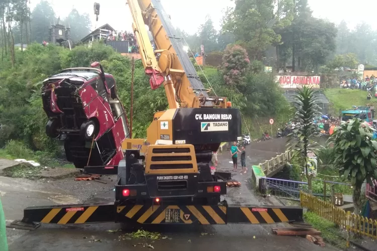 Bus wisata yang masuk ke jurang di Guci Tegal berhasil dievakuasi (Dwi Ariadi Ayotegal)